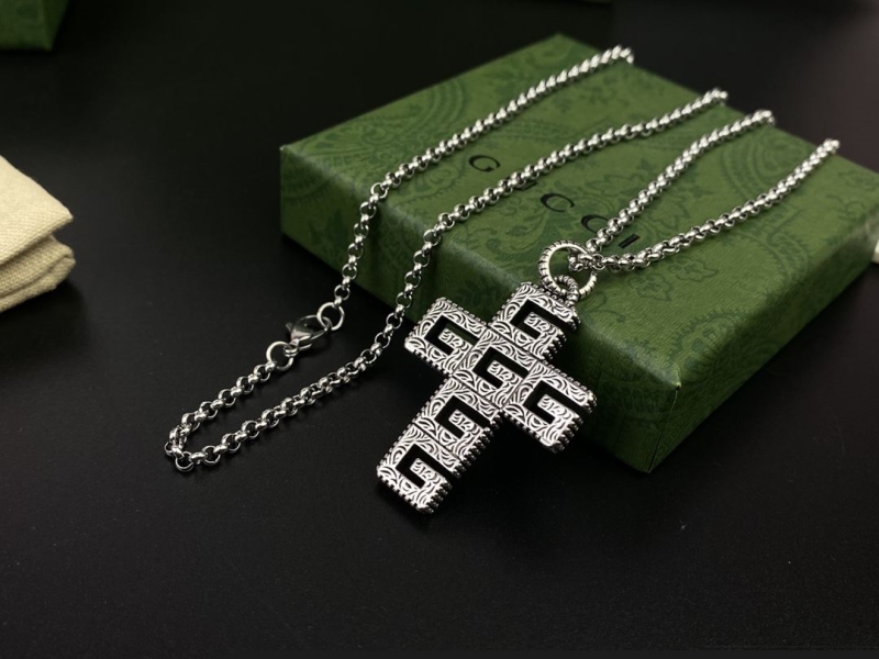 G*u*i necklaces